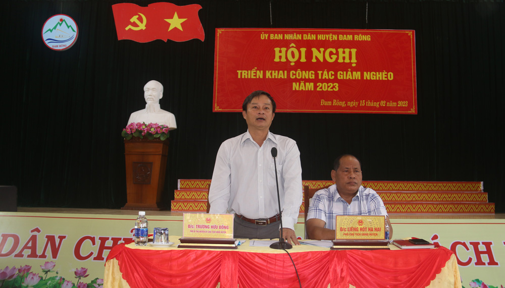 Đồng chí Trương Hữu Đồng - Chủ tịch UBND huyện phát biểu tại hội nghị