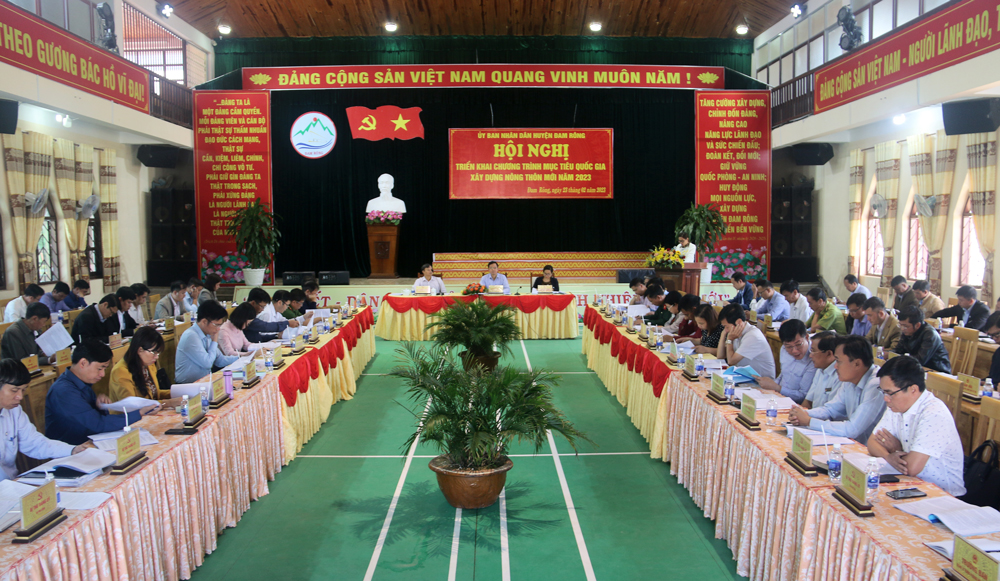 Đồng chí Nguyễn Văn Lộc – Bí thư Huyện ủy cùng các đồng chí lãnh đạo huyện chủ trì Hội nghị 