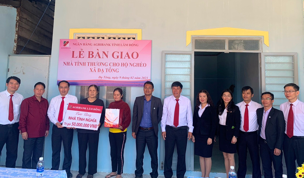 Đại diện lãnh đạo Ngân hàng Agribank và huyện Đam Rông bàn giao nhà cho hộ nghèo