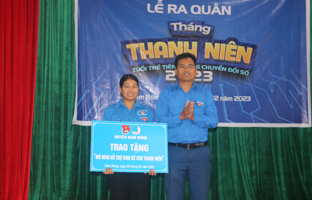 Anh Bon Krong Ha Nỗ - Phó Bí thư Huyện đoàn trao mô hình hỗ trợ sinh kế cho thanh niên