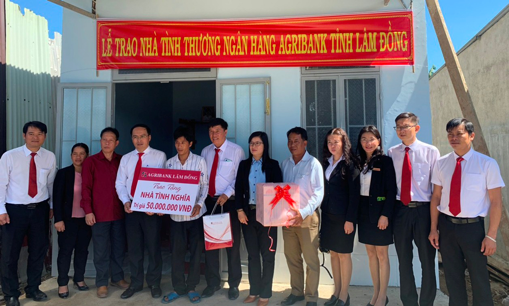 Đại diện lãnh đạo Ngân hàng Agribank và huyện Đam Rông bàn giao nhà cho hộ nghèo