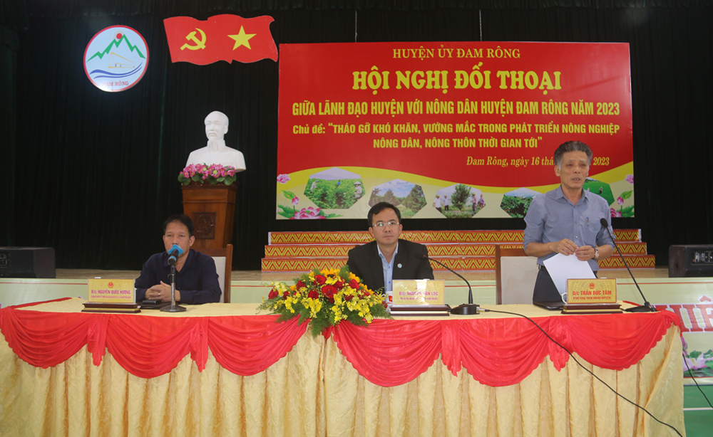 Lãnh đạo huyện Đam Rông đối thoại với nông dân