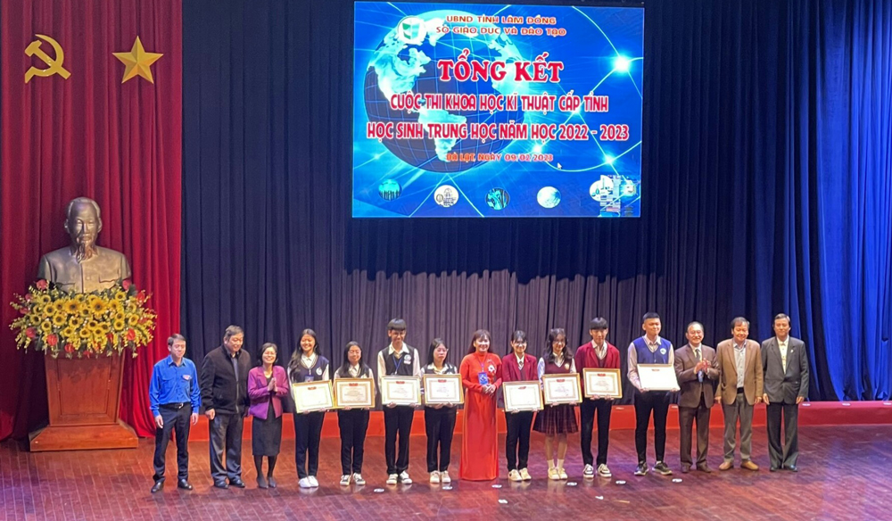 Bà Phạm Thị Hồng Hải - GĐ Sở GD&ĐT Lâm Đồng trao giải cho các học sinh có dự án đạt giải