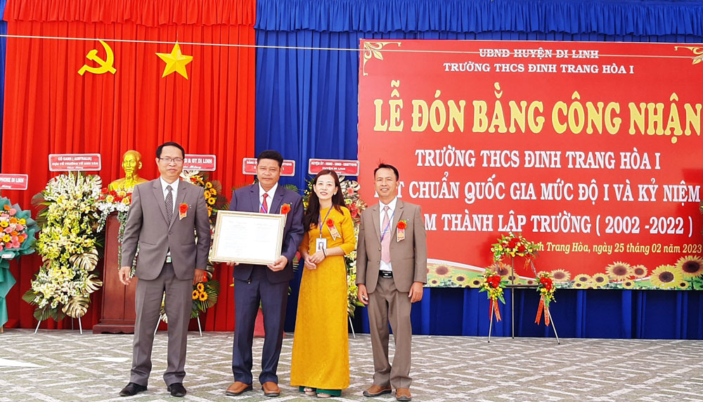 Di Linh: Trường THCS Đinh Trang Hòa 1 đón bằng công nhận trường đạt chuẩn quốc gia mức độ 1