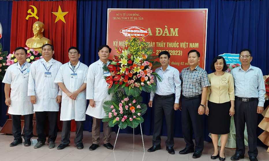 Lãnh đạo Huyện ủy, HĐND, UBND, Ủy ban MTTQ Việt Nam huyện Đạ Tẻh tặng hoa chúc mừng Ngày Thầy thuốc Việt Nam tại Trung tâm Y tế huyện Đạ Tẻh