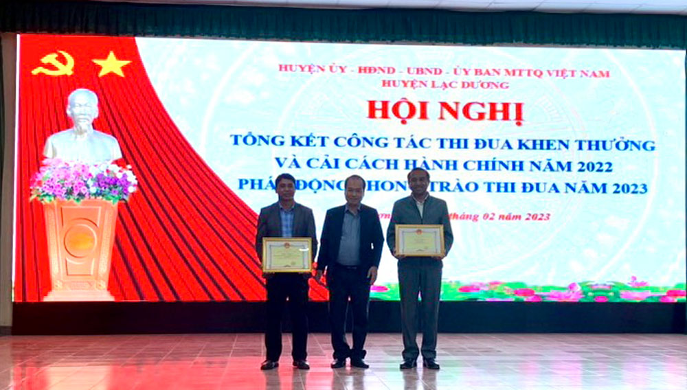 Đồng chí Lê Chí Quang Minh - Phó Chủ tịch UBND huyện Lạc Dương trao bằng khen của UBND tỉnh cho 2 tập thể