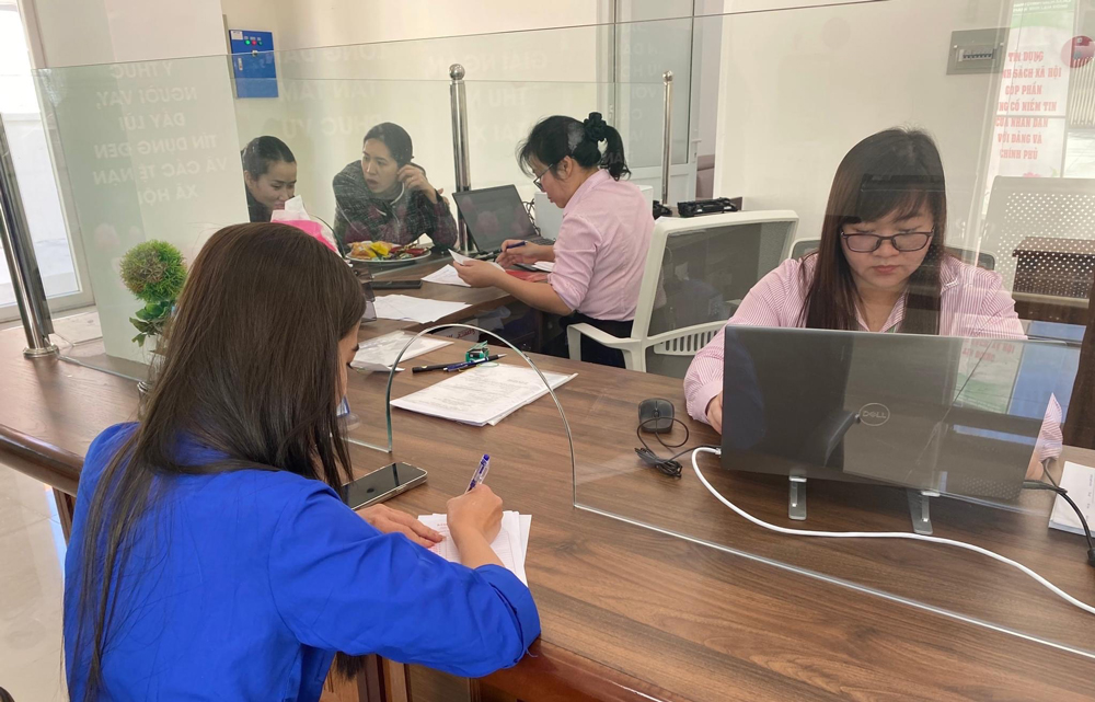 Đoàn viên, thanh niên huyện Đơn Dương tham gia gửi tiền tiết kiệm tại Phòng giao dịch Ngân hàng Chính sách Xã hội huyện