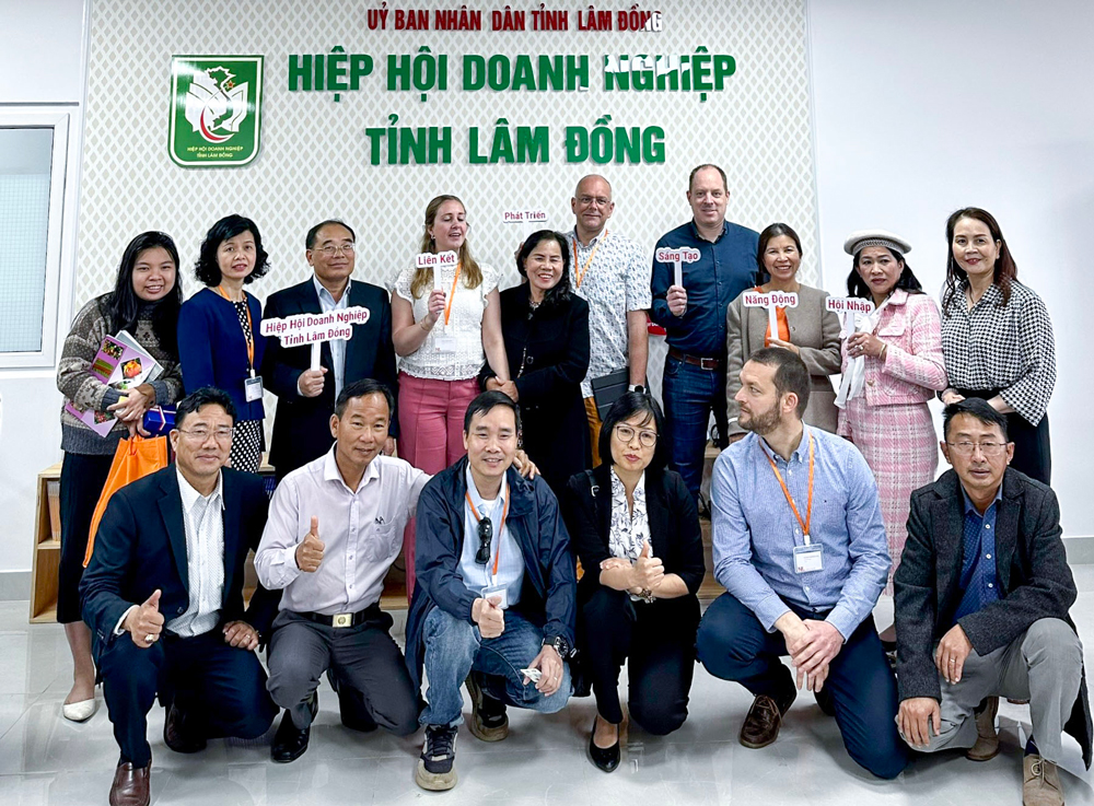 Các thành viên trong Ban Chấp hành Hiệp hội Doanh nghiệp tỉnh Lâm Đồng chụp ảnh lưu niệm với đoàn công tác đến từ Vương quốc Hà Lan