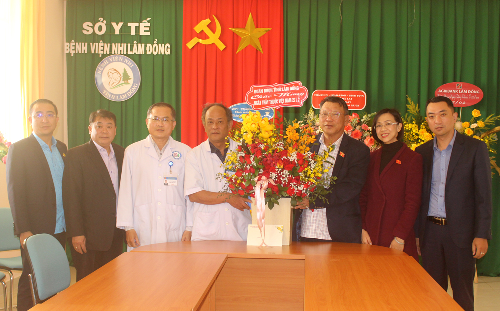 Đoàn ĐBQH thăm, tặng hoa và quà chúc mừng ngày thầy thuốc Việt Nam tới tập thể và cán bộ, nhân viên Bệnh viện Nhi Lâm Đồng 