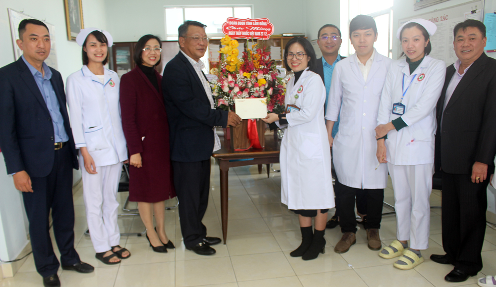 Đoàn thăm, động viên, chúc mừng đội ngũ y, bác sĩ Khoa Nội II – Bệnh viện Đa khoa tỉnh 