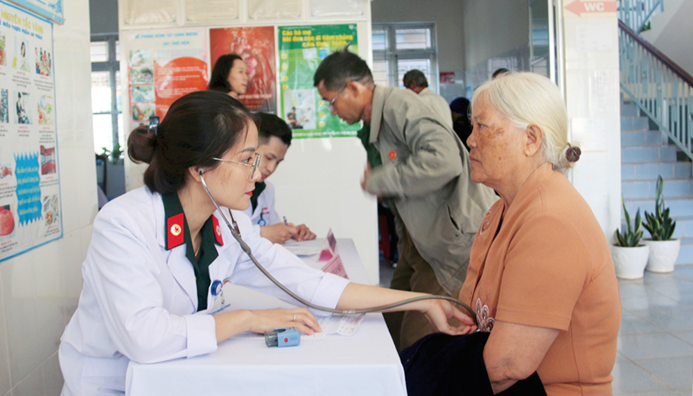 Các y, bác sỹ quân y khám bệnh miễn phí cho Nhân dân xã Liên Đầm (huyện Di Linh). Ảnh: N.Brừm