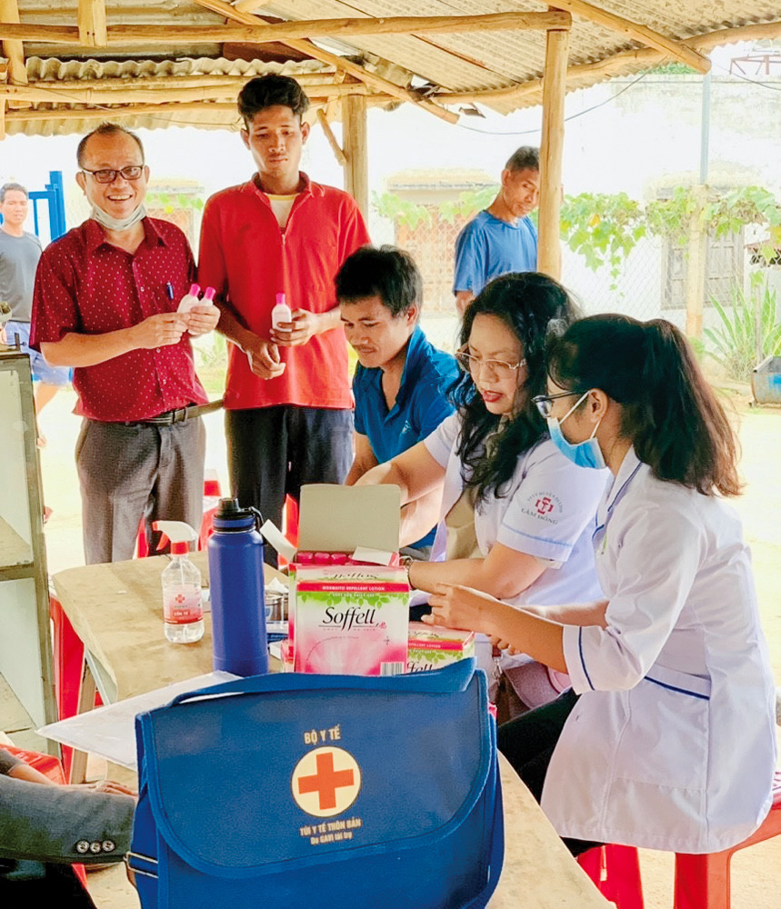 Cán bộ Trung tâm Kiểm soát bệnh tật tỉnh giám sát công tác phòng, chống sốt rét tại xã Sơn Điền, huyện Di Linh
