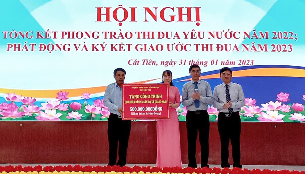 Lãnh đạo huyện Cát Tiên trao tặng công trình trị giá 500 triệu đồng cho xã Quảng Ngãi vì đã có thành tích tiêu biểu trong công tác thi đua năm 2022