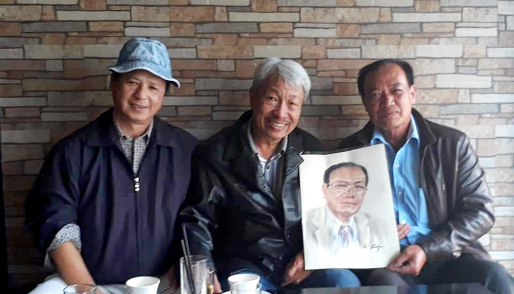 Họa sĩ Nguyễn Văn Lại tặng bức họa chân dung cho các văn nghệ sĩ