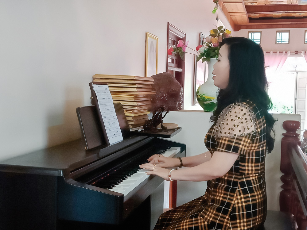Nhạc sĩ Thu Hường thể hiện ca khúc “Vòng tay của mẹ” trên đàn Piano