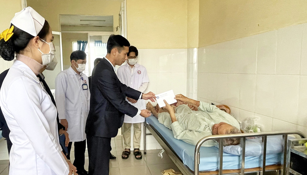 Lãnh đạo BHXH Lâm Đồng thăm, tặng quà cho người tham gia BHYT đang điều trị tại Bệnh viện Đa khoa Lâm Đồng