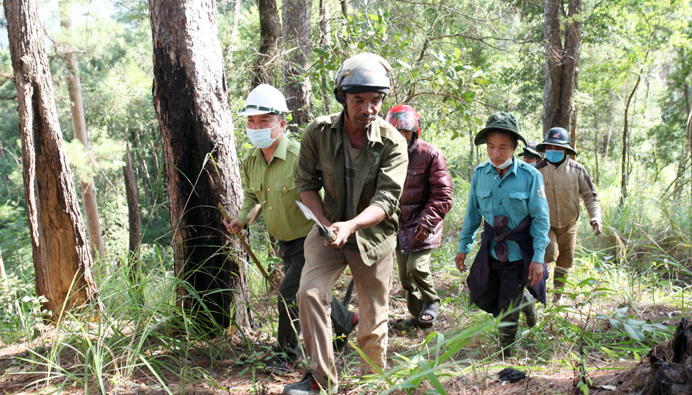 Cán bộ cùng người dân tham gia nhận khoán bảo vệ rừng tại Ban QLRPH Sêrêpốk tham gia tuần tra bảo vệ rừng