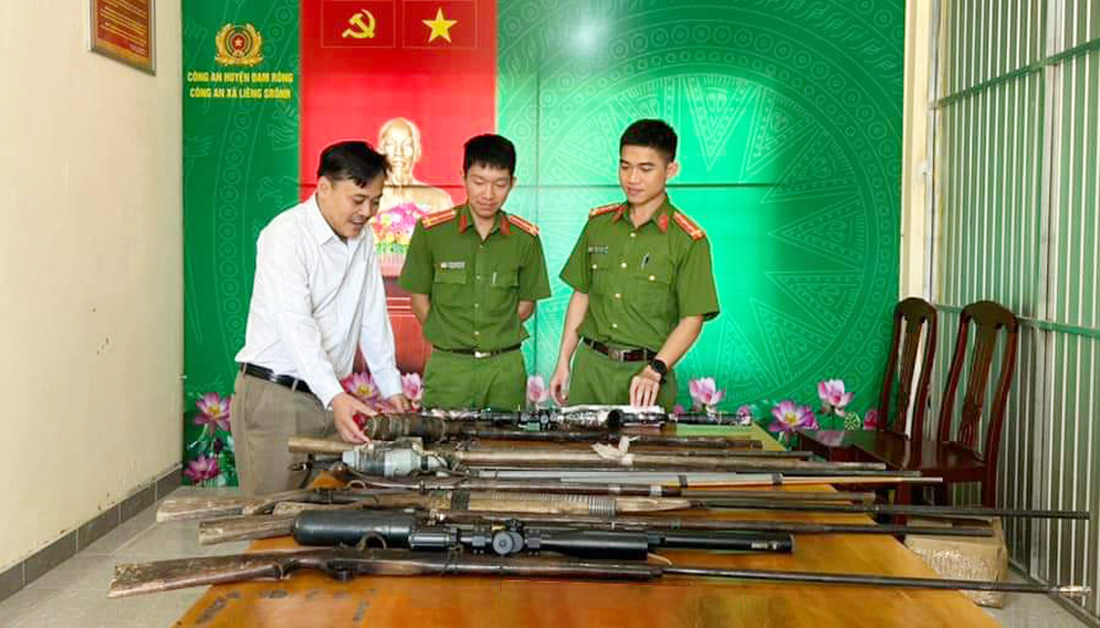 Người dân tự nguyện giao nộp vũ khí, vật liệu nổ và công cụ hỗ trợ cho các đơn vị Công an huyện Đam Rông