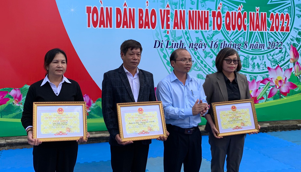 Ông Trần Đức Công - Chủ tịch UBND huyện Di Linh trao giấy khen cho các tập thể tiêu biểu tại Ngày hội Toàn dân bảo vệ ANTQ năm 2022