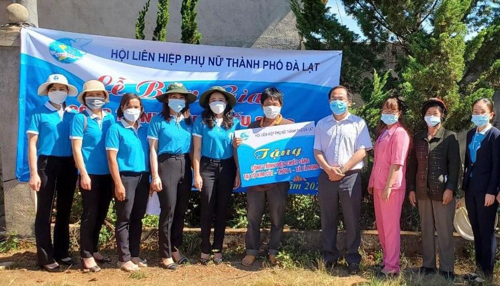 Hội LHPN TP Đà Lạt tặng công trình điện chiếu sáng bằng hệ thống năng lượng mặt trời tại tuyến đường tổ Cil Kút (Thôn 1, xã Tà Nung)