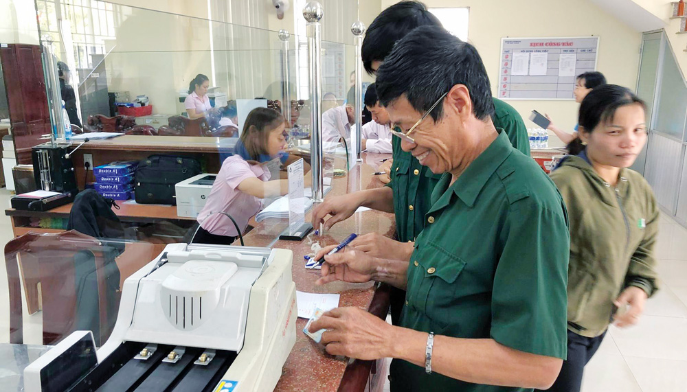 Khách hàng gửi tiền tiết kiệm chung tay vì người nghèo 
tại Phòng Giao dịch Ngân hàng Chính sách xã hội huyện Đạ Tẻh