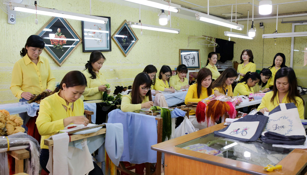 Công ty TNHH Thêu tay nghệ thuật Hữu Hạnh có trên 96% lao động là nữ, kể cả quản lý