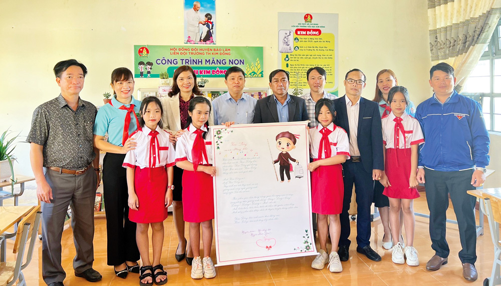 Trao tặng công trình măng non Tủ sách Kim Đồng cho Liên đội Trường Tiểu học Kim Đồng
