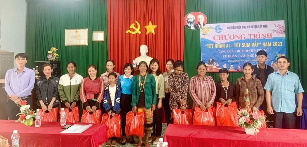 Hội LHPN huyện Cát Tiên trao tặng quà Tết cho hội viên, phụ nữ có hoàn cảnh khó khăn