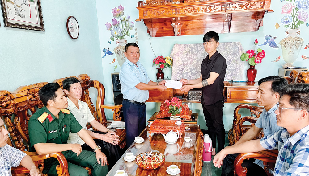 Các địa phương trên địa bàn huyện Đạ Tẻh thăm hỏi, tặng quà động viên cho các thanh niên chuẩn bị lên đường nhập ngũ