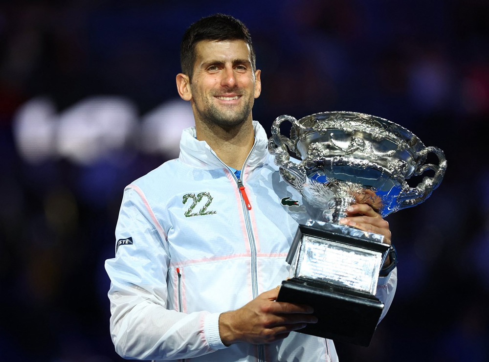 Novak Djokovic và chiếc cúp vô địch lần thứ 10 tại Australian Open. Ảnh: Internet 