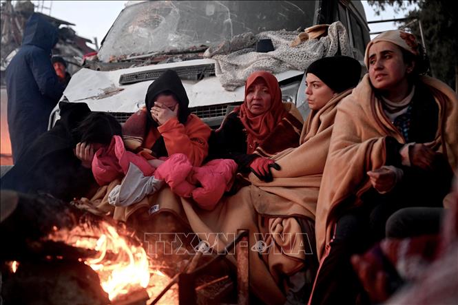 Người dân đốt lửa sưởi ấm trong thời tiết giá lạnh do bị mất nhà cửa sau trận động đất tại Kahramanmaras, Thổ Nhĩ Kỳ, ngày 8/2/2023