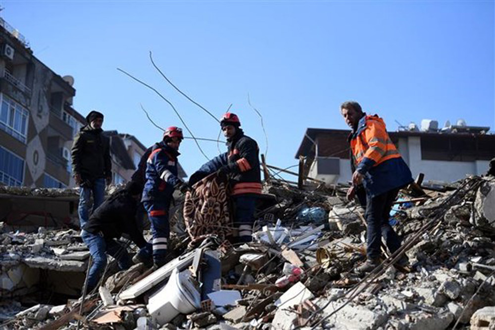 Lực lượng cứu hộ tìm kiếm nạn nhân trong đống đổ nát sau trận động đất tại Hatay (Thổ Nhĩ Kỳ) ngày 11/2/2023