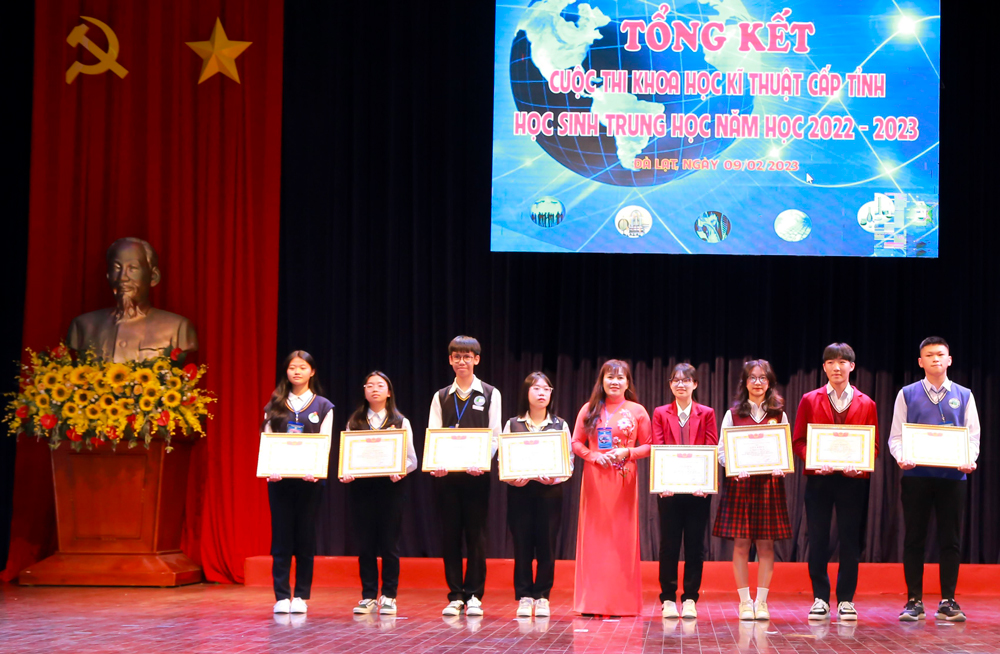 Trao giải Cuộc thi Khoa học - kỹ thuật dành cho học sinh trung học tỉnh Lâm Đồng năm học 2022 - 2023