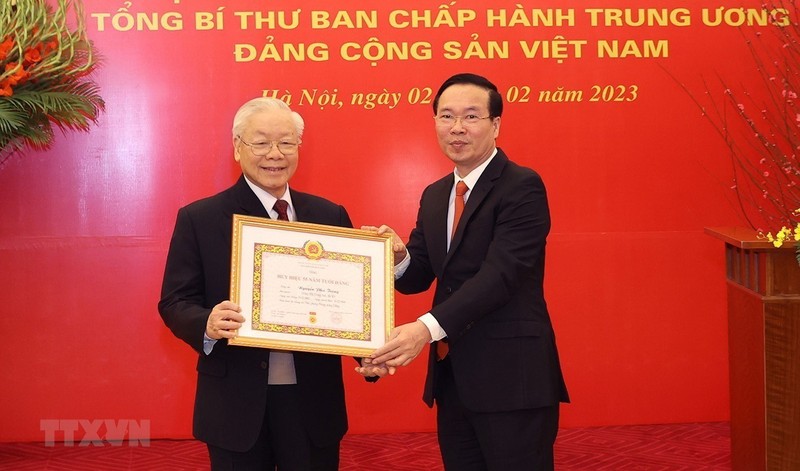 Đồng chí Võ Văn Thưởng, Ủy viên Bộ Chính trị, Thường trực Ban Bí thư trao Huy hiệu 55 năm tuổi Đảng tặng Tổng Bí thư Nguyễn Phú Trọng