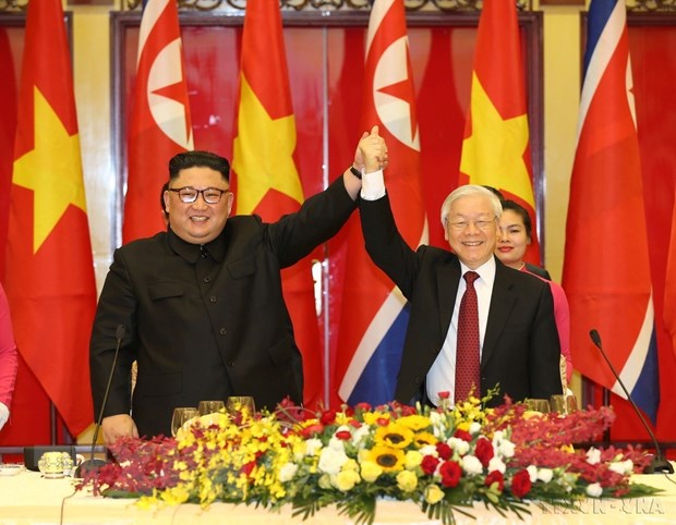 Tổng Bí thư Nguyễn Phú Trọng và Chủ tịch Triều Tiên Kim Jong-un nắm tay nhau, thể hiện tình hữu nghị giữa hai Đảng, hai Nhà nước và nhân dân Việt Nam-Triều Tiên, ngày1/3/2019