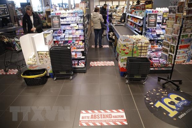 Người dân mua hàng tại một siêu thị ở Berlin, Đức