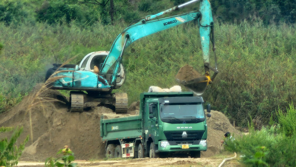 Hoạt động khai thác khoáng sản cát ở hồ thủy điện Đa Khai, huyện Lạc Dương 