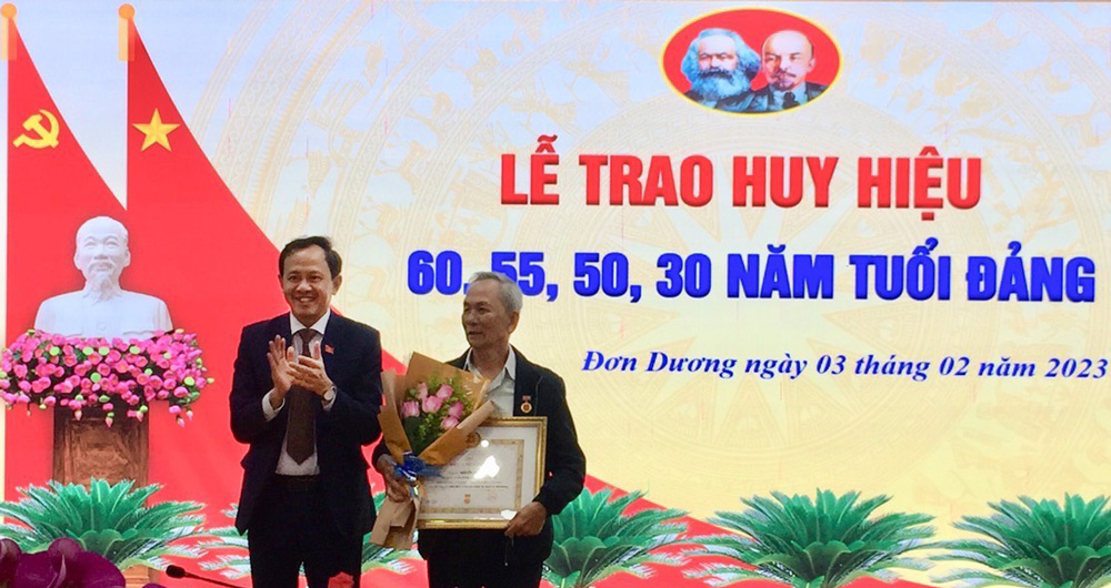 Đồng chí Trương Văn Tùng - Bí thư Huyện ủy, Chủ tịch HĐND huyện trao Huy hiệu Đảng cho các đảng viên