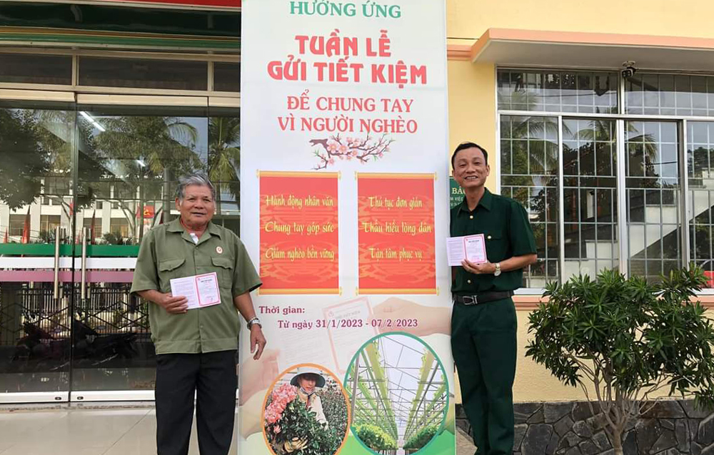 Khách hàng gửi tiền tiết kiệm chung tay vì người nghèo tại Phòng Giao dịch Ngân hàng Chính sách xã hội huyện Đạ Tẻh
