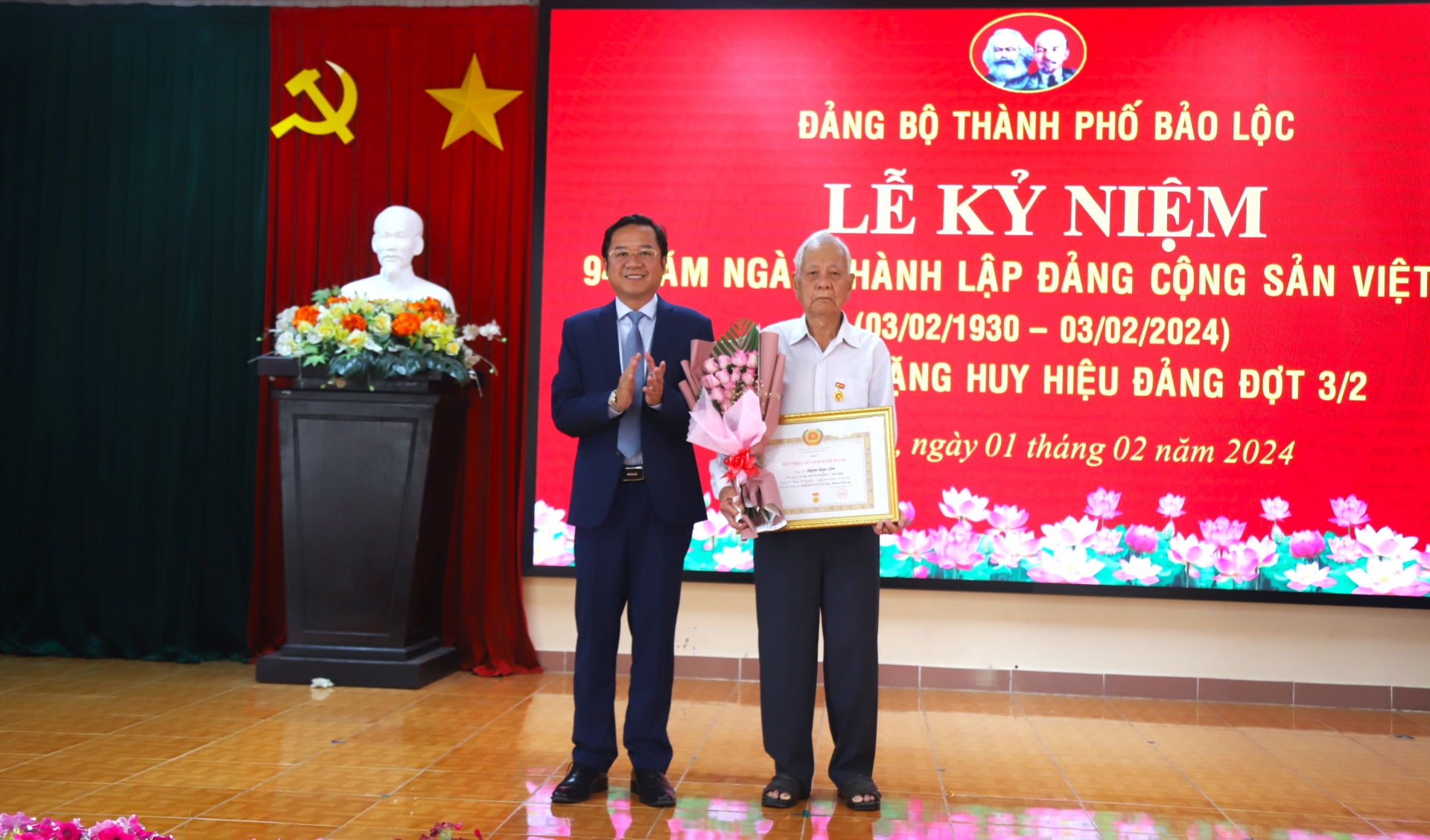 Bảo Lộc: Tổ chức trao Huy hiệu Đảng dịp 3/2 cho 51 đảng viên