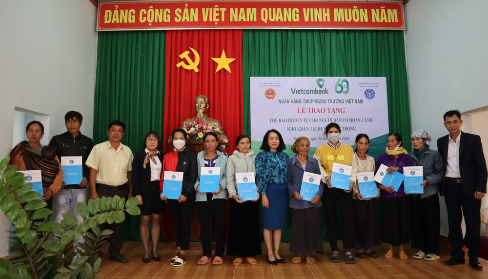 Lãnh đạo UBND huyện Đức Trọng, Vietcombank và BHXH huyện trao thẻ BHYT cho người dân xã Tà Hine