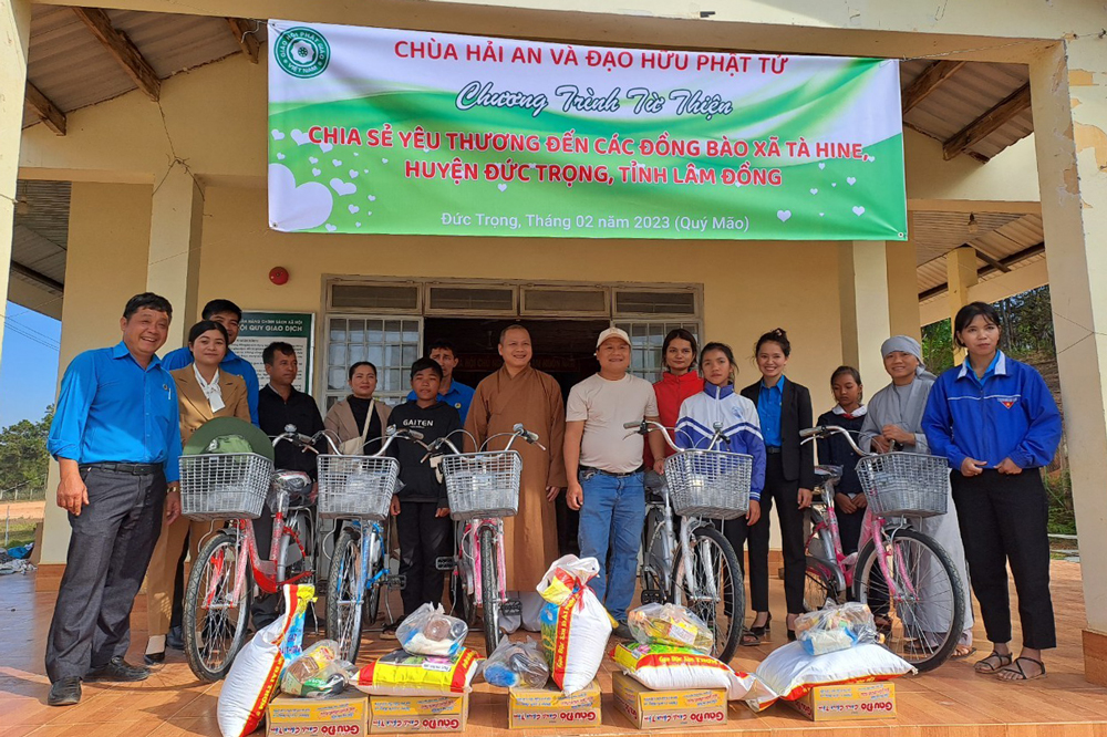 Trao túi an sinh cho người dân có hoàn cảnh khó khăn và trao xe đạp cho các em học sinh vượt khó học giỏi
