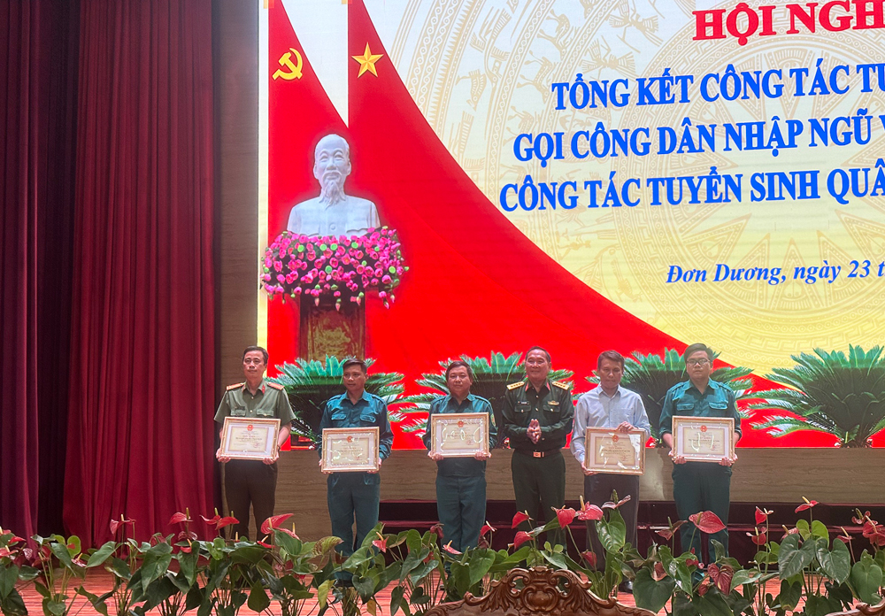 Đại tá Vi Thanh Minh - Phó Chỉ huy trưởng, Tham mưu trưởng Bộ Chỉ huy Quân sự tỉnh, trao giấy khen cho các tập thể