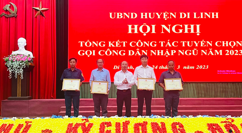 Lãnh đạo huyện Di Linh khen thưởng cho các tập thể, cá nhân đã có thành tích trong công tác tuyển chọn, gọi công dân nhập ngũ năm 2023