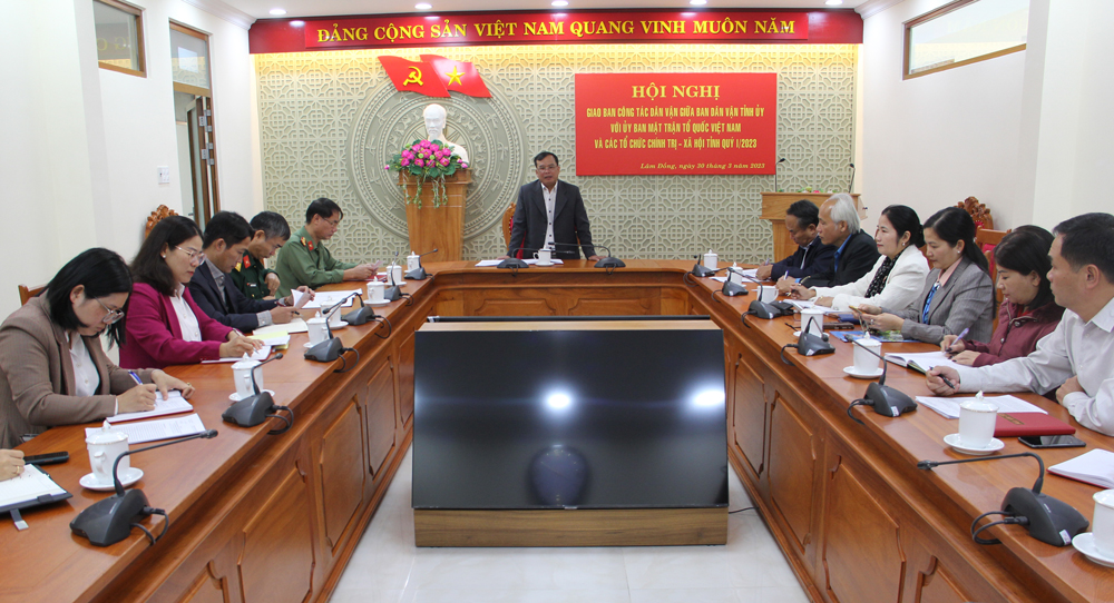 Đồng chí Lê Minh Quang – Phó Trưởng ban Thường trực Ban Dân vận Tỉnh ủy phát biểu kết luận hội nghị 