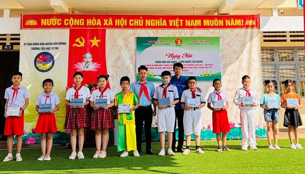 Hội đồng Đội huyện Đơn Dương trao quà cho các đội viên làm việc tốt