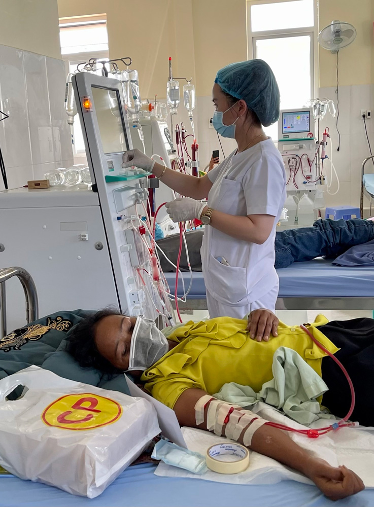 Điều dưỡng chăm sóc bệnh nhân tại Khoa Thận - Tiết niệu - Lọc máu của Bệnh viện Đa khoa Lâm Đồng