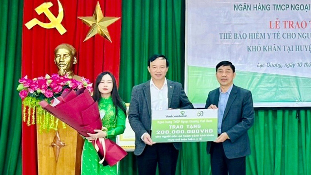 Ngân hàng Vietcombank Lâm Đồng tài trợ 200 triệu đồng tặng thẻ BHYT cho người dân có hoàn cảnh khó khăn
