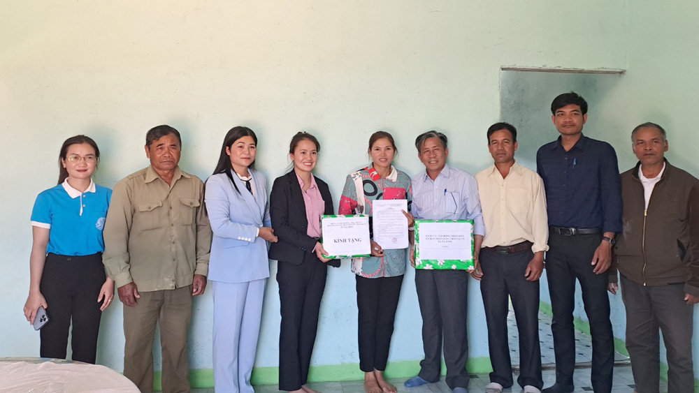 Trao nhà đại đoàn kết cho các hộ nghèo người dân tộc thiểu số xã Tà Hine, huyện Đức Trọng