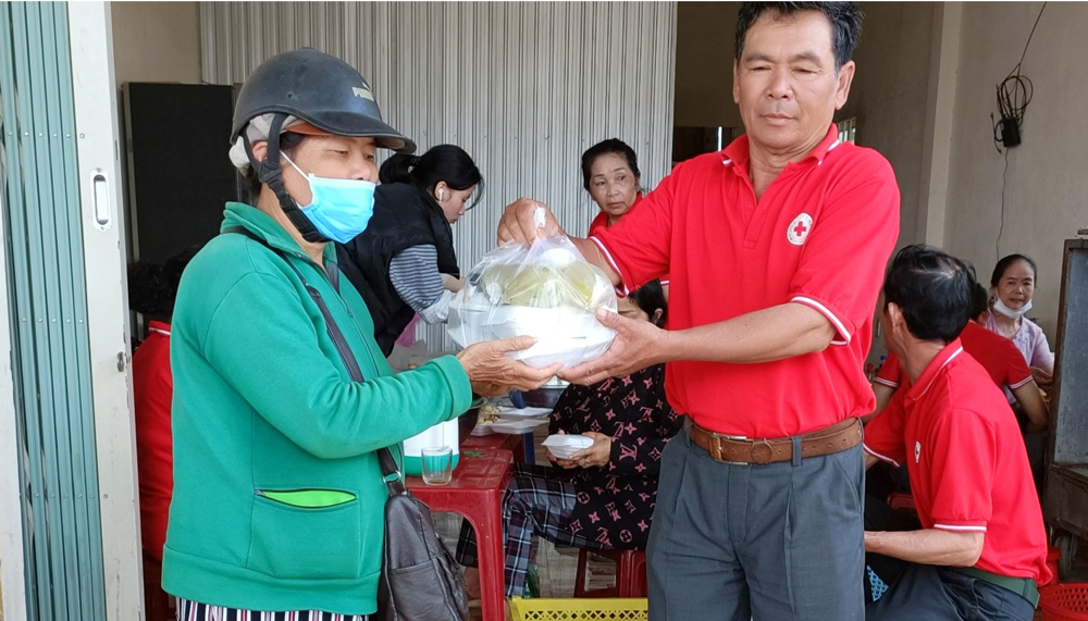 Các hội viên, tình nguyện viên Chữ thập đỏ ở Đơn Dương tổ chức bữa ăn chay miễn phí cho người có hoàn cảnh khó khăn
